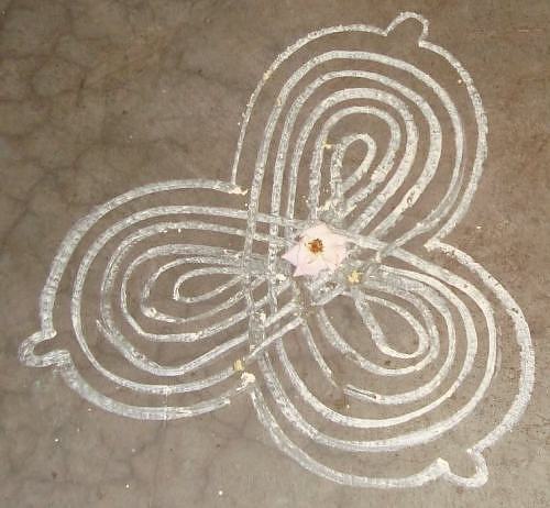 Simple kolam rangoli design in chalk